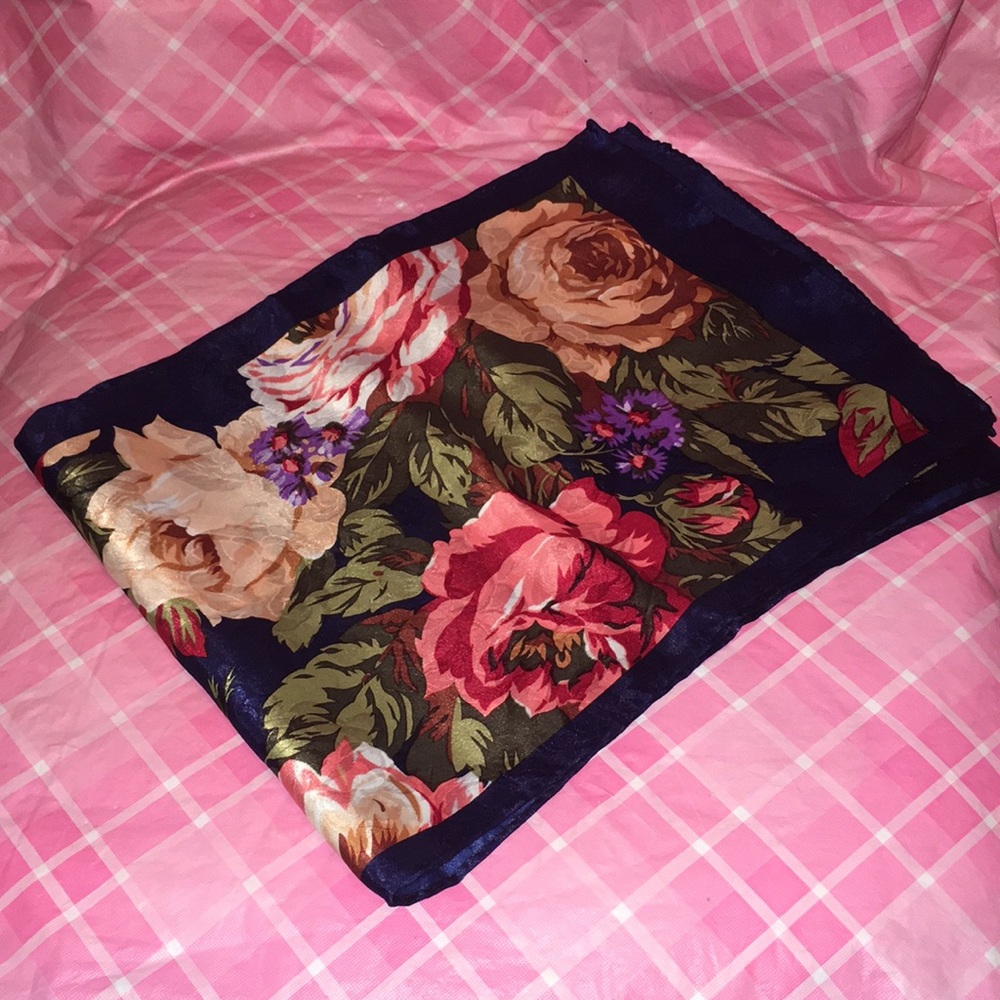 🎈SALE🎈🧣SCARF #3 “VIVID ROSES”🧣 - Picture 2 of 9